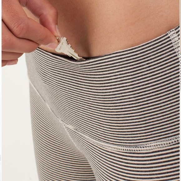 Lululemon Wunder Under Crop 21” - Size 4 - Picture 4 of 13